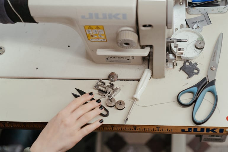 How to clean and adjust a Singer Simple Sewing Machine that is really dirty  